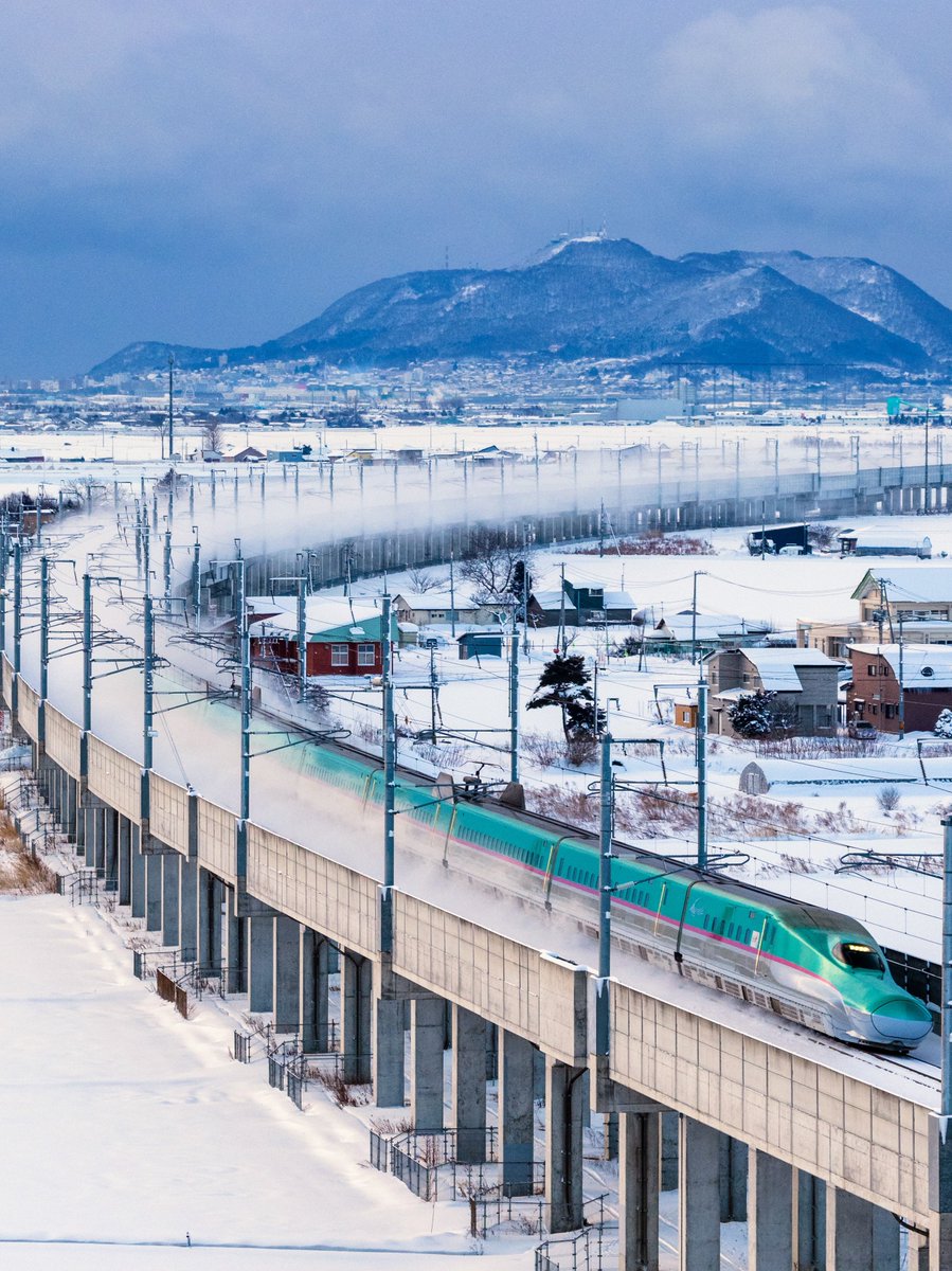 雪煙を上げ新函館北斗へ向かう北海道新幹線はやて91号🚁📸
　#函館　#北斗市