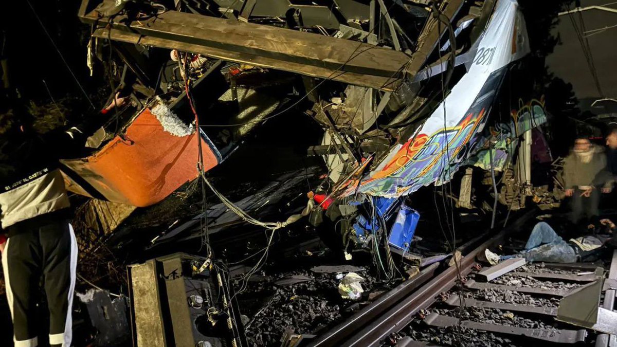 CalellaAC's tweet image. Anys de deixadesa, manca d’inversió i menyspreu als usuaris. Aquests accidents són evitables. Rodalies ja no falla, Rodalies mata. La gestió socialista mata.

Tot el nostre suport als ferits i a les famílies de les víctimes.

💙 #salvemcatalunya