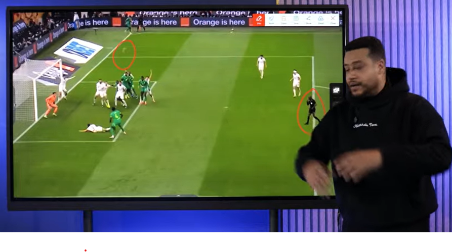 الحكم يصفر قبل وصول الكورة. لم يلغي هدف بل احتسب خطأ قبل أن يتم تسجيل الهدف أصلا

يعني تم النصب علينا في ضربة الجزاء الضائعة بسبب الأحداث أو عن قصد

هنيئا لهم الكأس اللي غادي يدخل عليهم بالخلا (في مجال الكورة فقط 😂)
يبقاو مسلمين خوتنا. وخ مارسوا البلطجة وقلة القيمة