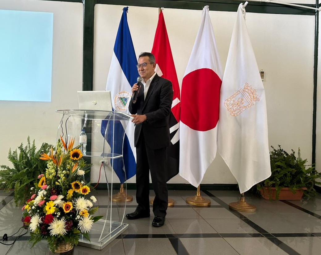 El 20 de enero, el Embajador Ogino acompañó la presentación final del Sr. Fujiwara, voluntario de JICA, reconocido por su gesto al limpiar el Estadio Nacional de Fútbol tras un partido. Su acción conmovió a Nicaragua y dejó un valioso mensaje de conciencia ambiental.