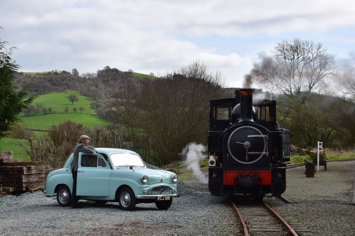 juanjoabsolut's tweet image. 21/01 Pues seguiré poniendo #FotosDeCoches que homenajeen al #Tren, viendo el desastre que tenemos aquí. Un simpático #Standard 8 Gold Star del 57 viendo pasar la locomotora @historacing @VicarioMartin @LM__ @Raul_Olivan