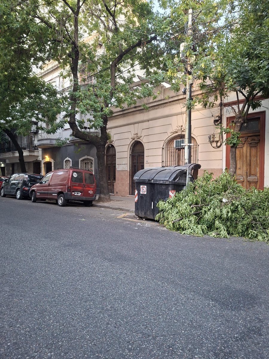 JaviMosquer's tweet photo. Hola @ibaistrocchi nos das una mano con la mugre de rutina frente a Matheu 1070? Y de paso no se podrá multar a los propietarios de esa propiedad que viven sacando toda la basura y escombros sin control?
#Comuna3 https://t.co/LU8TrlmMnq