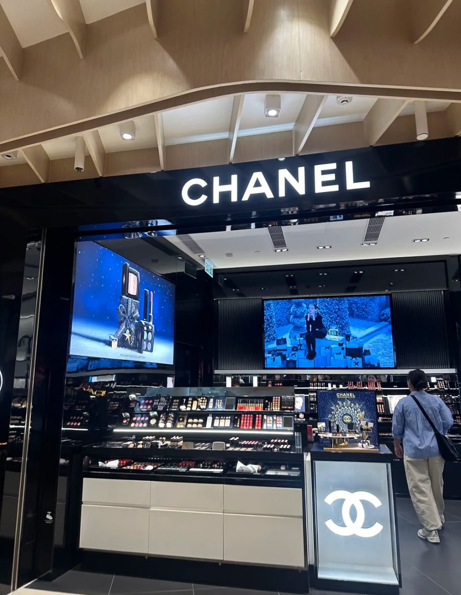 Uncommonswift's tweet photo. Just walked out of the Chanel beauty haven with this little gem in hand. 👜💄 There’s something so exhilarating about treating yourself to high-end beauty products that make your heart skip a beat. https://t.co/hRpraaziIq