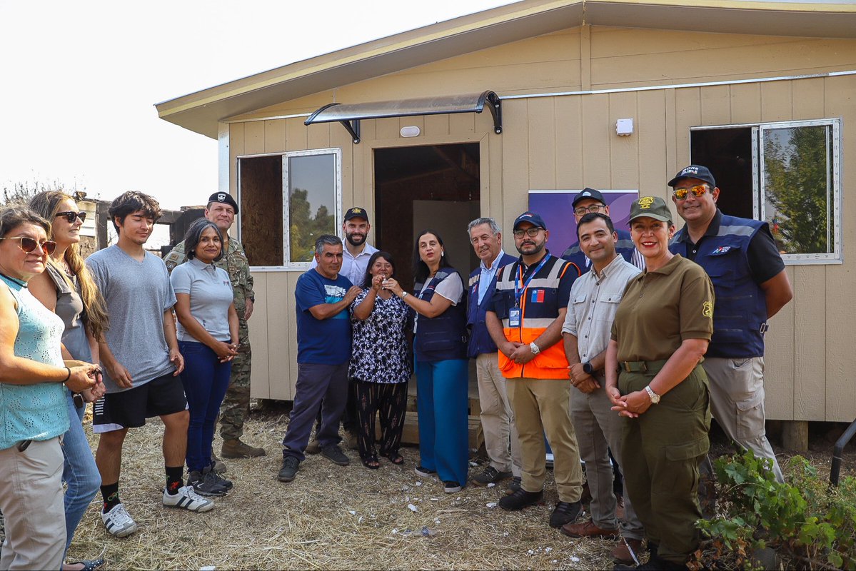MinagriCL's tweet image. Comenzamos la entrega de viviendas de emergencia para las familias afectadas por incendios forestales en la Región de Ñuble 🏠

En 📍San Nicolás, la ministra Ignacia Fernández junto al subsecretario de @SubseDefensa, Ricardo Montero y el delegado de @DPRNuble, Rodrigo García,…