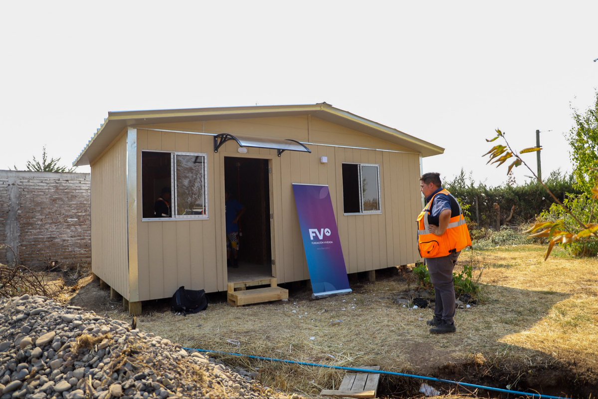 MinagriCL's tweet image. Comenzamos la entrega de viviendas de emergencia para las familias afectadas por incendios forestales en la Región de Ñuble 🏠

En 📍San Nicolás, la ministra Ignacia Fernández junto al subsecretario de @SubseDefensa, Ricardo Montero y el delegado de @DPRNuble, Rodrigo García,…