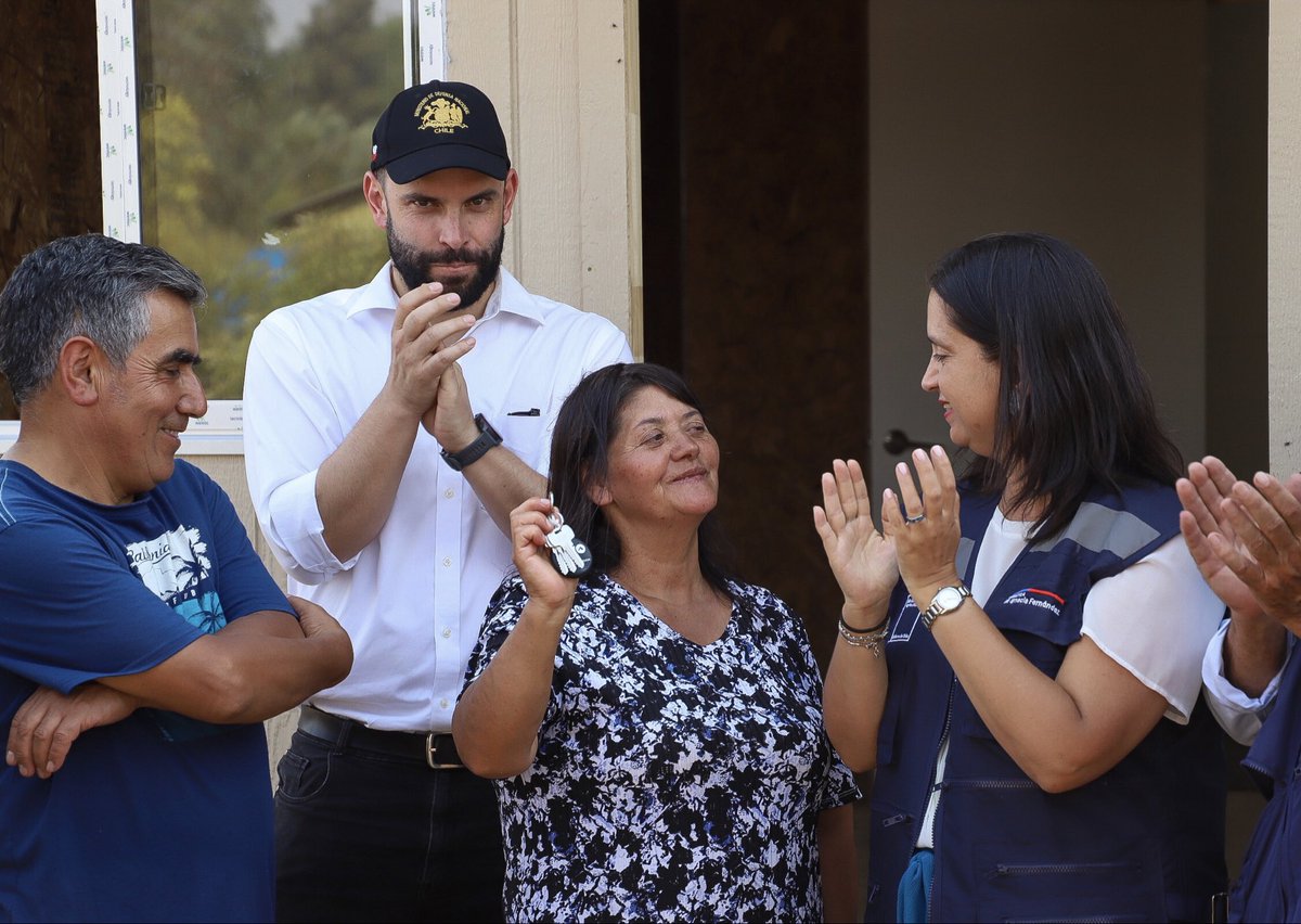 MinagriCL's tweet image. Comenzamos la entrega de viviendas de emergencia para las familias afectadas por incendios forestales en la Región de Ñuble 🏠

En 📍San Nicolás, la ministra Ignacia Fernández junto al subsecretario de @SubseDefensa, Ricardo Montero y el delegado de @DPRNuble, Rodrigo García,…