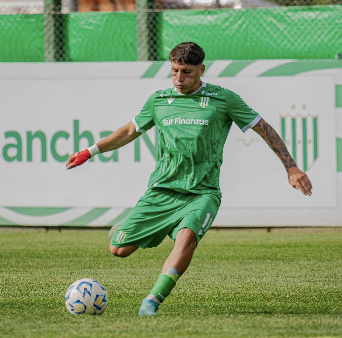 facuucortes's tweet image. ✅ Banfield informa que, Joaquín González, volante central de la Reserva, firmó su primer contrato profesional hasta diciembre de 2028. 

Saldrá a préstamo a Nueva Chicago por una temporada sin cargo ni opción.