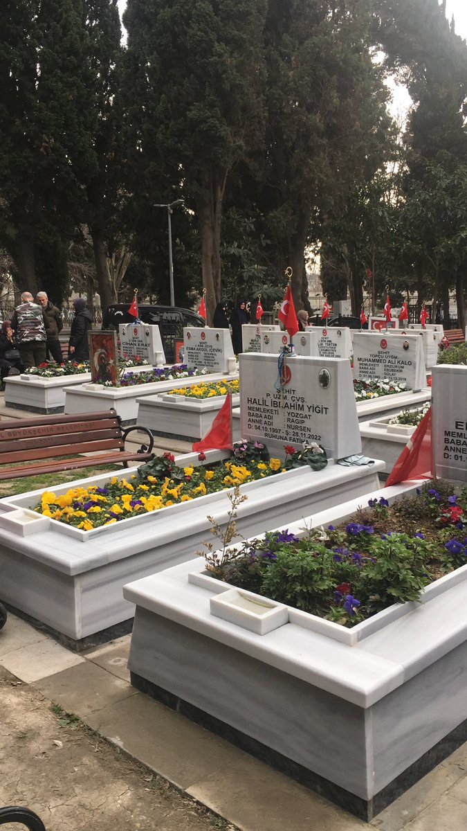 Emrecelikbasli's tweet photo. Taş atmaya, sınıra merdiven dayamaya, hele ki Bayrak indirmeye cesaretiniz yetebiliyorsa, Ölmeyi de hak ediyorsunuz demektir. Müsade etmeye göz yummaya kalkışan var ise bunca şehitlerin eli yakanızdadır.  🇹🇷🇹🇷🇹🇷 #Bayrak https://t.co/X9AgpctbFO