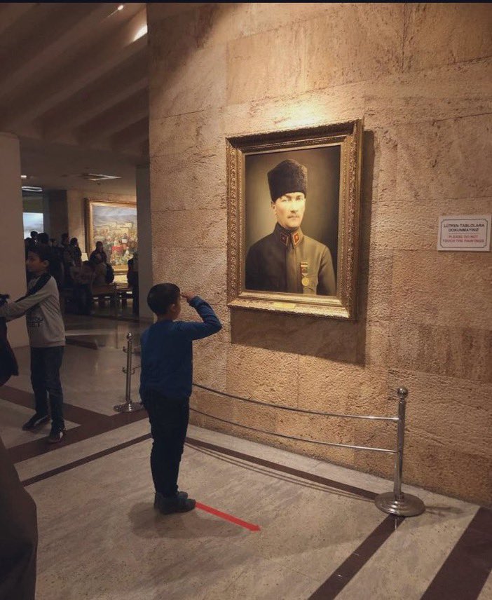 Bir Türk gencinin Atatürk resmine asker selamı verdiği o an.