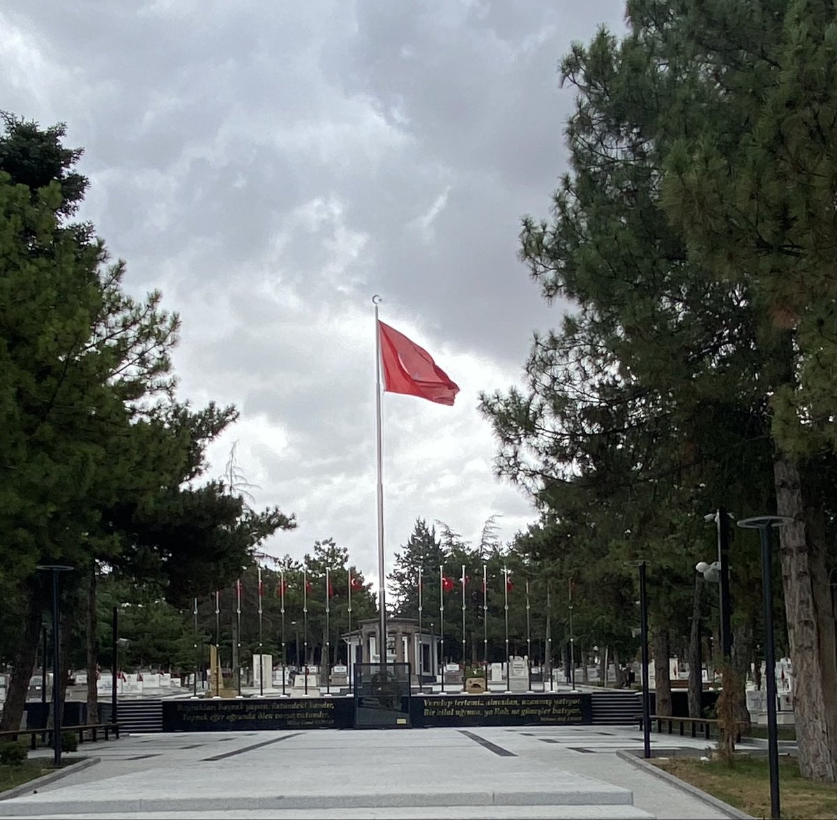 BAYRAĞA SAHİP ÇIKMAK MANGAL GİBİ YÜREK İSTER, ÇELİK GİBİ BİLEK İSTER, DAHA DA ÖNEMLİSİ 6 OKKA TAŞŞAK İSTER.

Asker komutanına, liderine bakar. Arkasında dağ gibi komutan arar.
Aslanlar ordusunun başında aslan varken değil indirmek, bayrağımıza el uzatmaya kalkan şah damarından