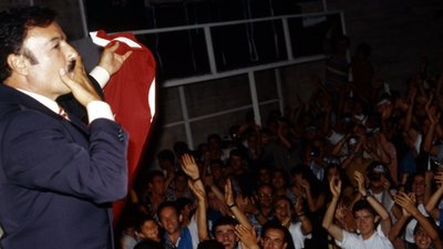 Korkma, sönmez bu şafaklarda yüzen al sancak;
Sönmeden yurdumun üstünde tüten en son ocak.
O benim milletimin yıldızıdır, parlayacak;
O benimdir, o benim milletimindir ancak.

Çatma, kurban olayım çehreni ey nazlı hilâl!
Kahraman ırkıma bir gül… ne bu şiddet bu celâl?
Sana olmaz