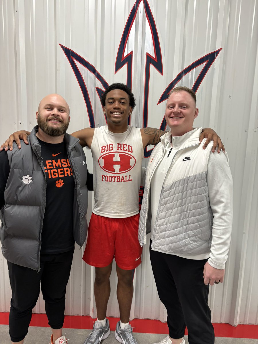 JarrellChandle2's tweet image. After a great visit from @benboulware7 &amp;amp; @CoachTA44 I am blessed to receive an offer from @ClemsonFB !! @CoachHughes56 @HallsHighSports @PennySmith_ @BuckFitz @TomLoy247 @ChadSimmons_ @Andrew_Ivins @Grade_aTraining @SWiltfong_