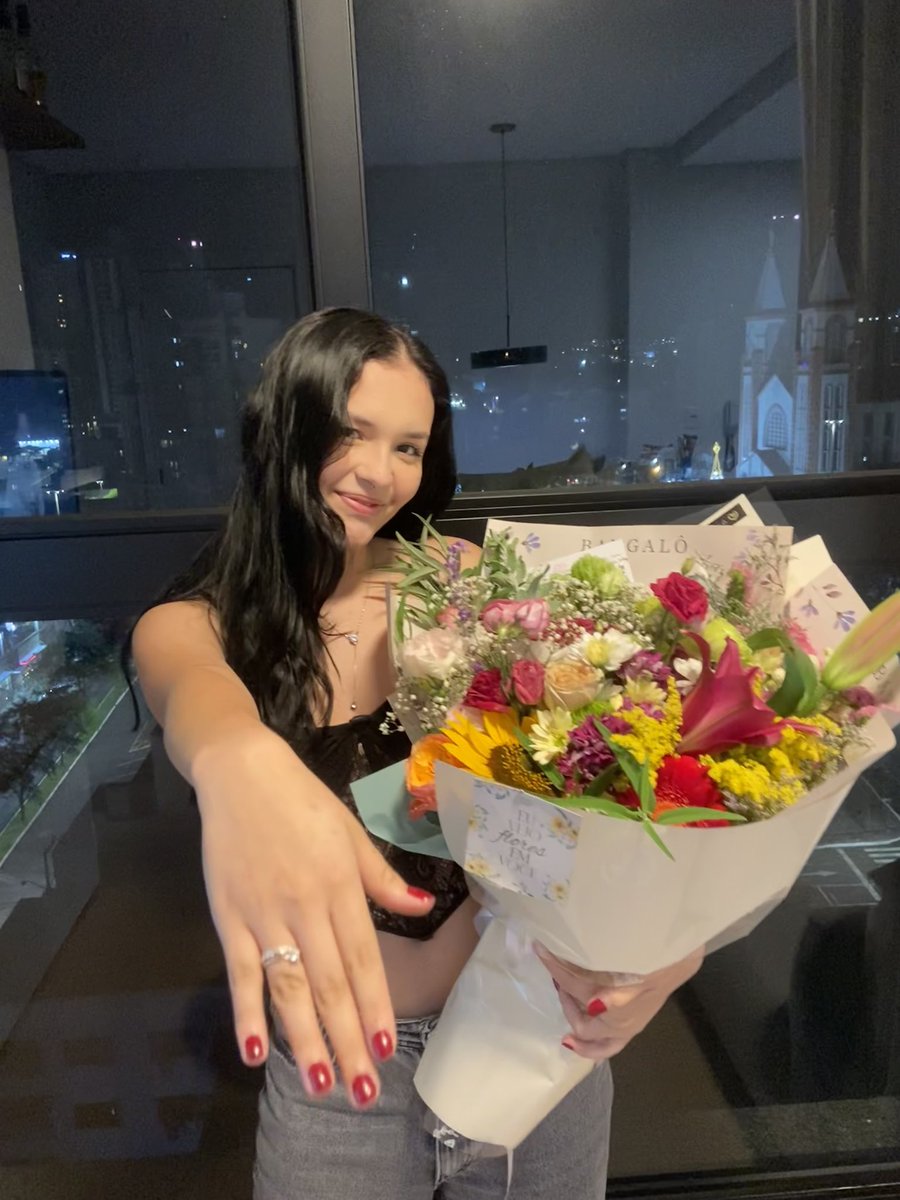 Naatyvol's tweet photo. agora eu namoro uma princesa 🙏🏻💝 https://t.co/HjzoIZZZrd