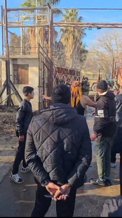 Nusaybin'de askerimizi arkasında sakladığı bıçakla bekleyen itin yüzü.

#BayrakNamustur  #TürkBayrağı #Nusaybin