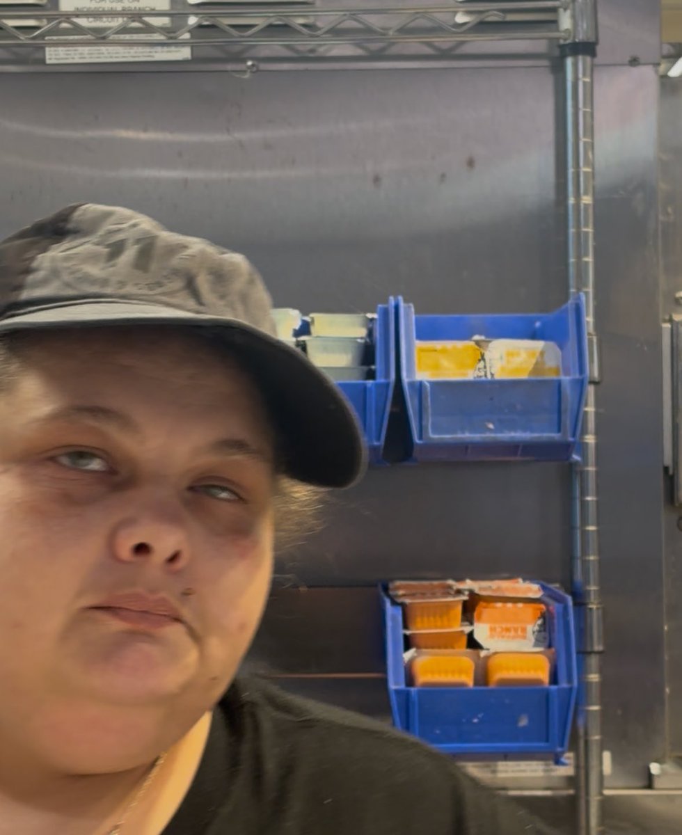 On top of that the manager of <a href="/kfc/">KFC</a> <a href="/tacobell/">Taco Bell</a> thinks it’s ok to be rude to customers…. Looks a lil stoned and we aren’t talking about weed lol …. Shouldn’t that lose hair be tired up as well?