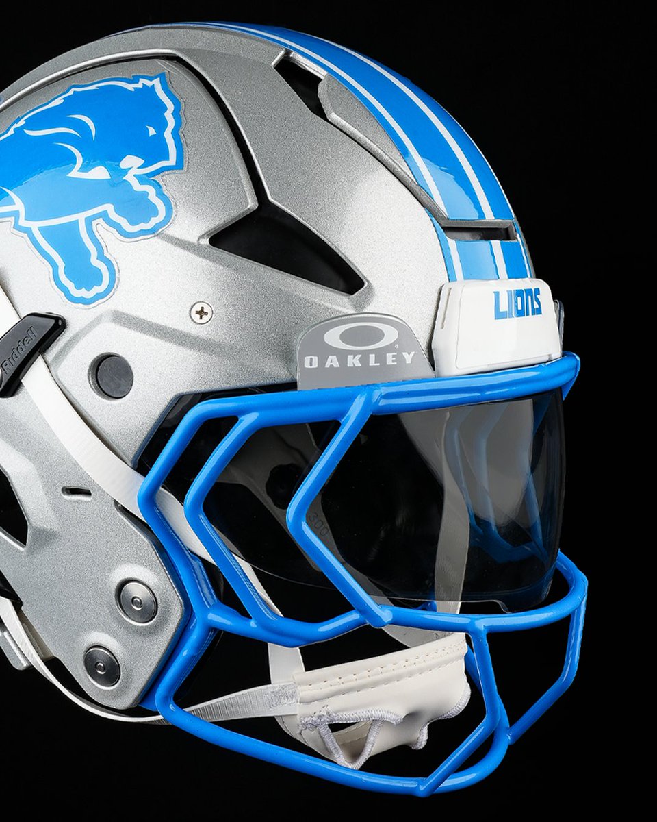 RiddellSports's tweet photo. Can’t get enough of these Axiom Authentic Collectible helmets. 😍

Coming Summer 2026.

@Riddell_Collect | @Oakley | @NFL https://t.co/KNKJPdNj5w
