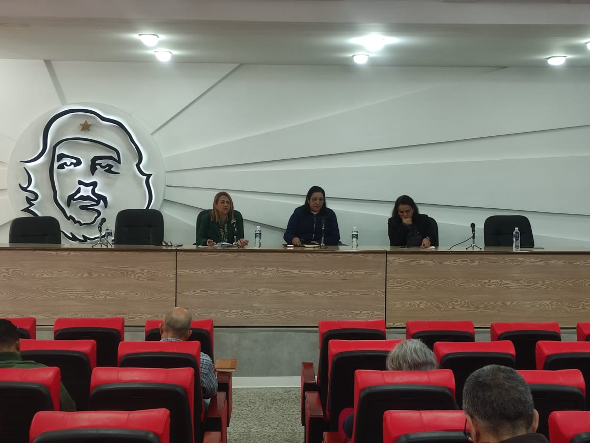 MINSAPCuba's tweet photo. 💻📲🇨🇺 El @MINSAPCuba fue sede del encuentro entre directivos de ministerios y organismos implicados en el proceso de transformación digital, para evaluar los avances en este pilar de Gobierno.
Presidieron la actividad:

📍@MayraArevich
📍@TaniaMCruzHdez

#TransformaciónDigital https://t.co/TnZtZTeAUT