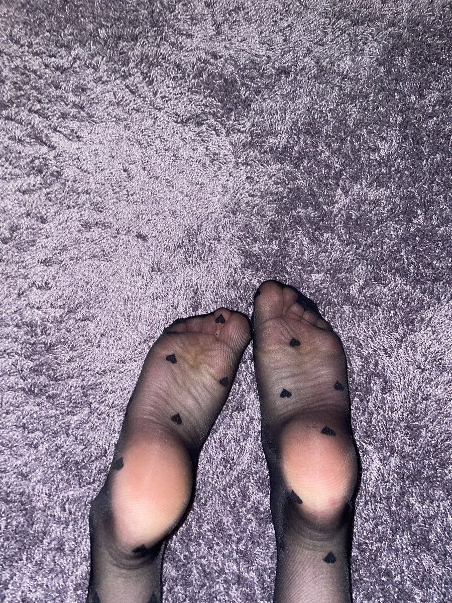 LittleeviF75933's tweet photo. 🔥my soles, how do you like them?😏
•
•
#feet #question #soles #nylon #foot #toes #prettyfeet #cutetoes #sexysoles #sexy #hotfeets https://t.co/kS9cCPpL40