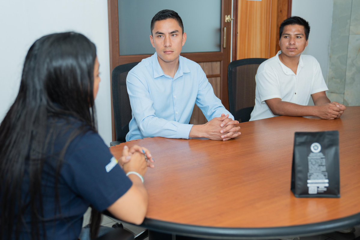 AmazoniaEc's tweet image. 🤝 Daniela Tamayo, secretaria técnica, en representación de Oswaldo Valverde, presidente del Consejo Amazónico, recibió a Byron Torres, presidente del GAD Parroquial de Sumaco, en una reunión de trabajo.
Un propósito amazónico nos une 🍃 

#LaNuevaAmazonía
#TrabajoArticulado
