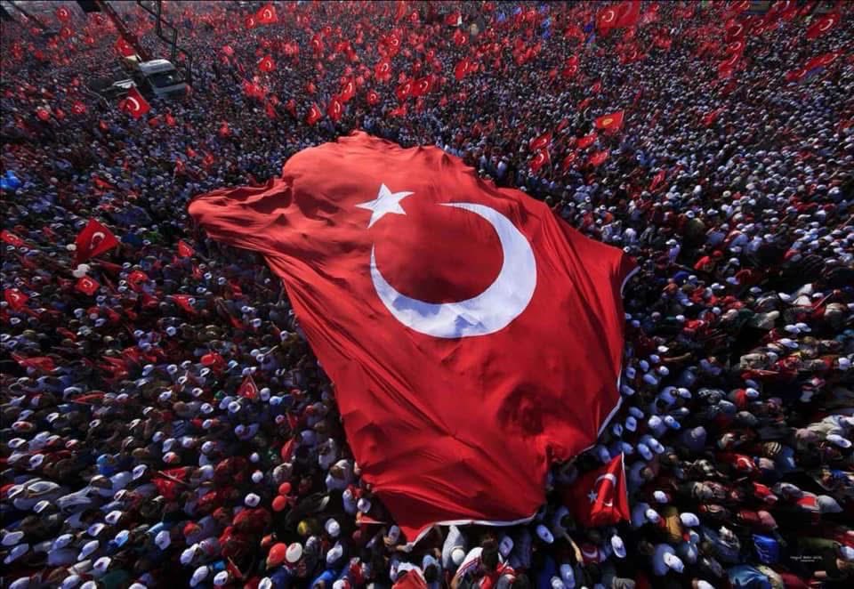 Baktığınız bir bez parçası değil;
Asırlardır tarihe yön veren bir Milletin adıdır...
Bayrağı uğrunda şehadete yürüyen Şehitlerin Kanıdır!
#EzeldenEbedeVarolasınTürkiyem
#CanımızKanımızVarımızFedaOlsun
Yarası olana bizde tuz değil, Mermi basılır Şerefsizler!
#BayrakNamustur