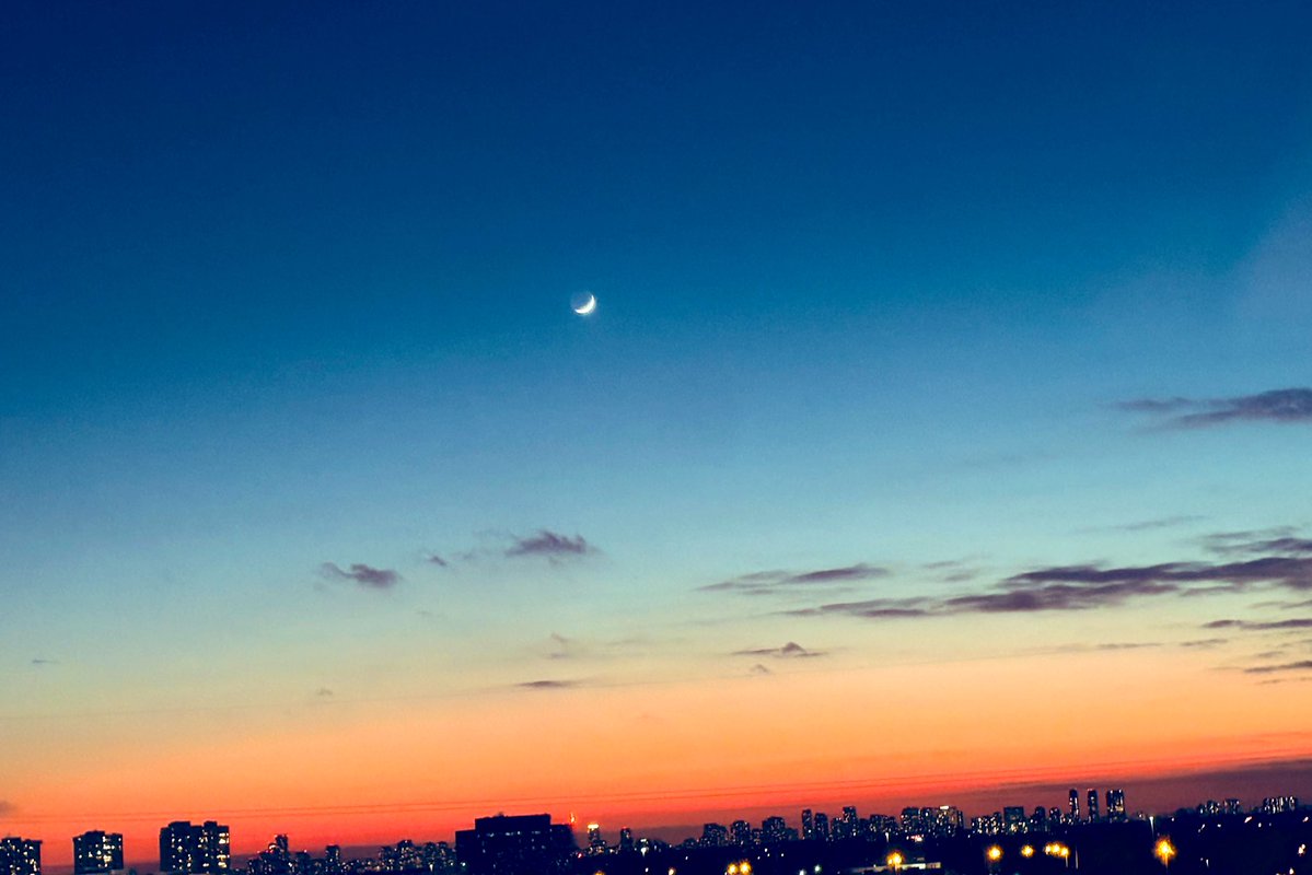 avnishova's tweet image. some days end
beautifully with the
golden hues
of a setting sun
and the brightness
of the rising moon,
catching the last
breath of day.

#Sunset #moon