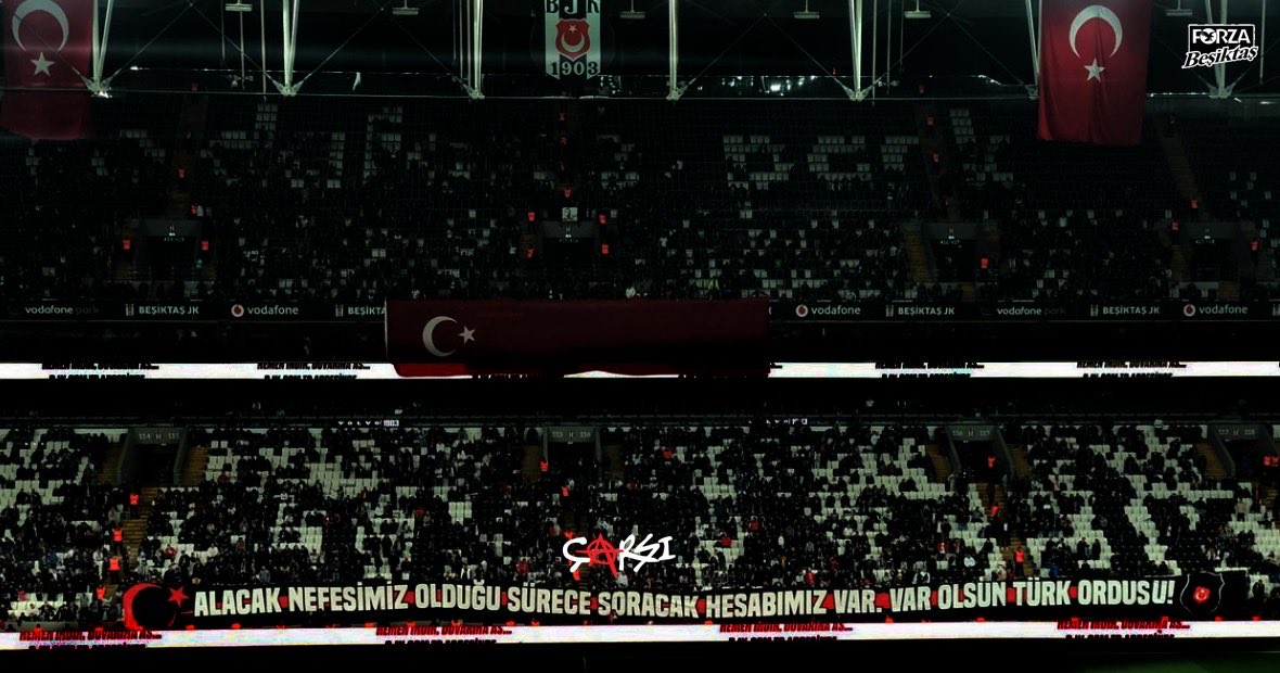 forzabesiktas's tweet image. Bayrakları bayrak yapan üstündeki kandır;
Toprak, eğer uğrunda ölen varsa vatandır.

Armamızda büyük bir onur ve gurula taşıdığımız Şanlı Türk Bayrağı’na yönelik gerçekleştirilen bu çirkin saldırıyı camiamız adına en sert şekilde kınıyoruz.
Türk Devleti’nin, bayrağımıza uzanan bu…