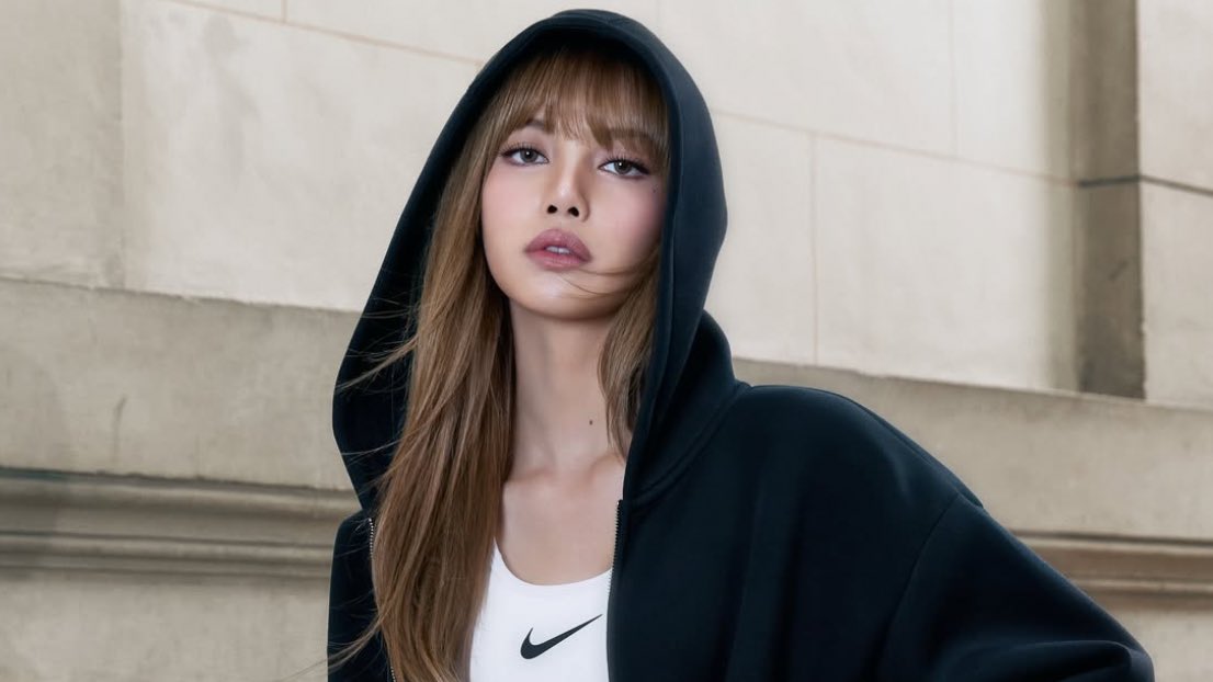 lalisahourIy's tweet image. LISA is now the new face of NIKE, the way brands fight over her 😮‍💨