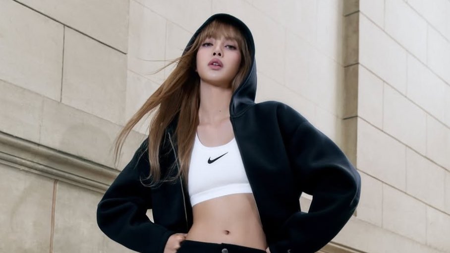 lalisahourIy's tweet image. LISA is now the new face of NIKE, the way brands fight over her 😮‍💨
