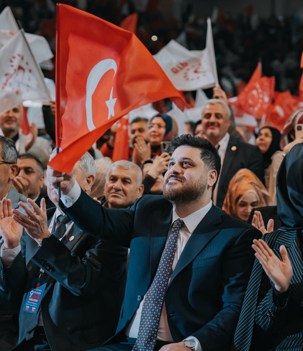 Bayrak deyip geçme 
Üstündeki hilal 
Önündeki yıldız 
Al rengi… 
Vatanımız o bizim, imanımız o bizim. 
Ne vatanımıza ne imanımıza kimse dokunamaz. Dokundurtmayız.