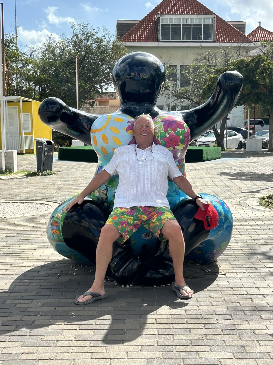 When travelling I always like to blend in. 
Street art in Curacao is everywhere.
A bright, vibrant Island.
Such a delightful place to spend some time.
#Curaçao #Art #Vibrant