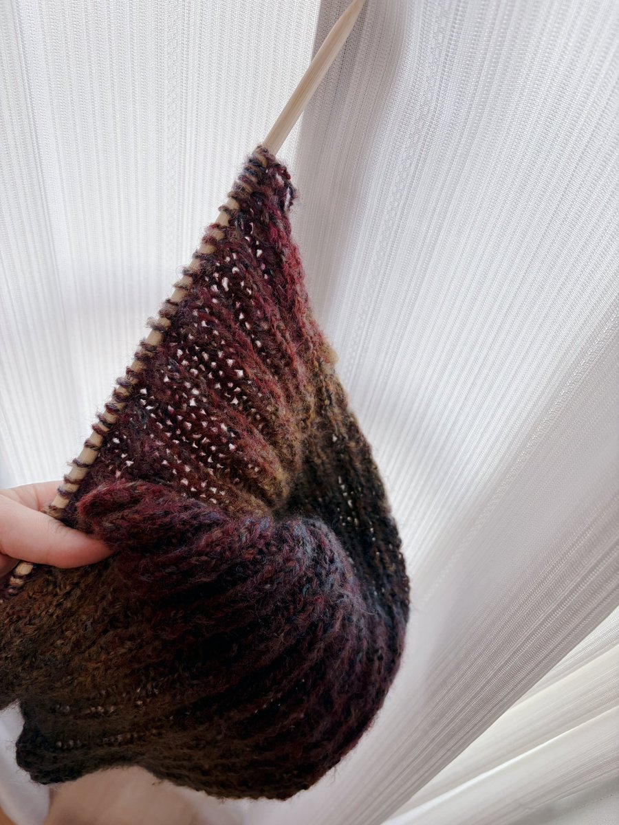 外寒そうすぎて慌ててマフラー編んでる(出勤5分前)