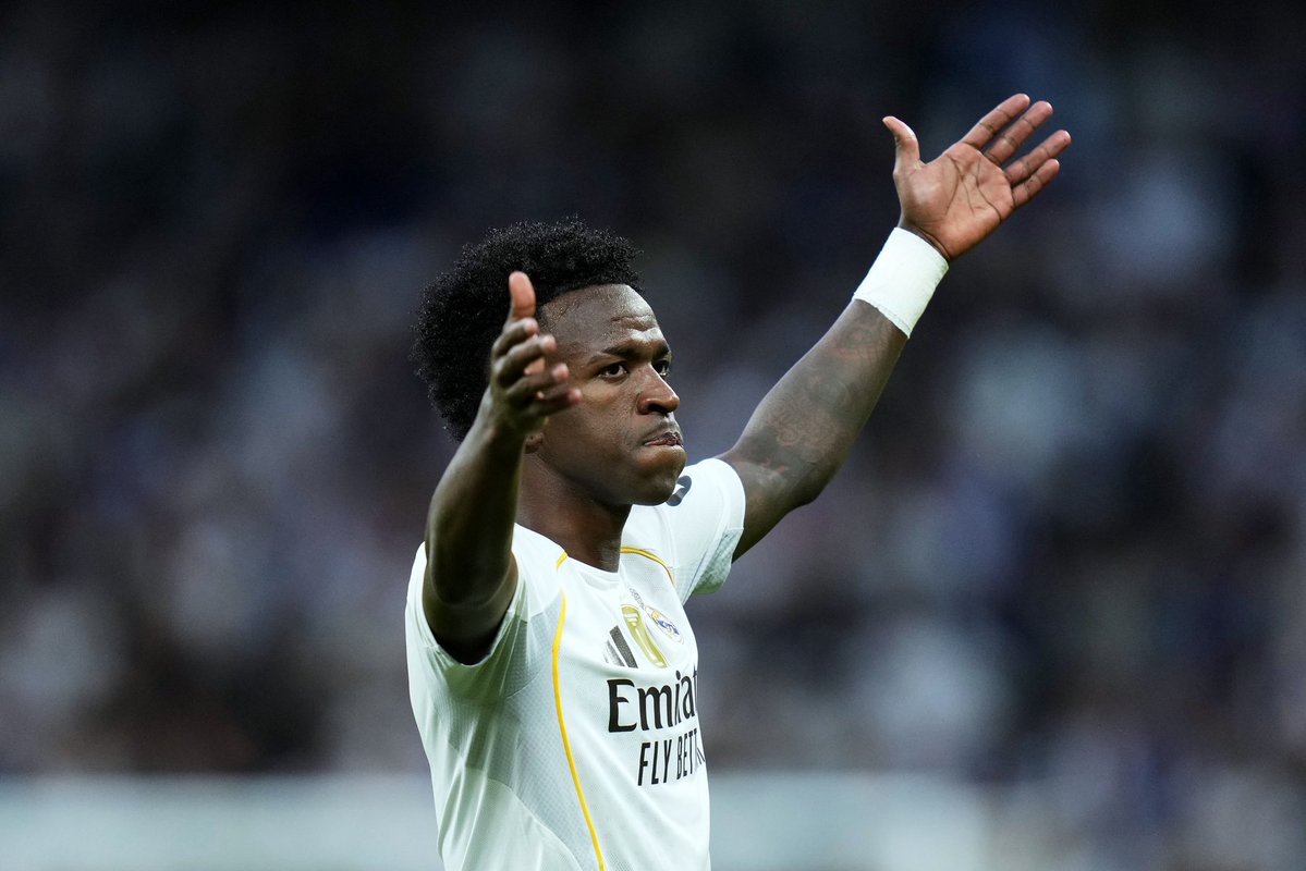 🚨 Alvaro Arbeloa 🇪🇸 : « 𝗝’𝗔𝗜 𝗩𝗨 𝗨𝗡𝗘 𝗚𝗥𝗔𝗡𝗗𝗘 𝗙𝗢𝗨𝗟𝗘 𝗗𝗘 𝗦𝗨𝗣𝗣𝗢𝗥𝗧𝗘𝗥𝗦 𝗦𝗖𝗔𝗡𝗗𝗔𝗡𝗧 𝗟𝗘 𝗡𝗢𝗠 𝗗𝗘 𝗩𝗜𝗡𝗜𝗖𝗜𝗨𝗦 𝗝𝗨𝗡𝗜𝗢𝗥 🇧🇷. 🥰

Je pense que c’est le Vinicius dont j’ai parlé plus tôt. 

𝗜𝗹 𝗮 𝗯𝗲𝘀𝗼𝗶𝗻 𝗱𝗲 𝘀𝗲𝗻𝘁𝗶𝗿 𝗹’𝗮𝗺𝗼𝘂𝗿