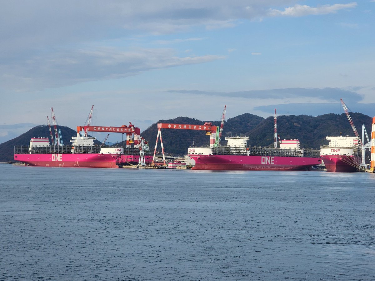 capttsune's tweet image. わんわんだらけ。次から次に建造してる。すげーなーすげーなー