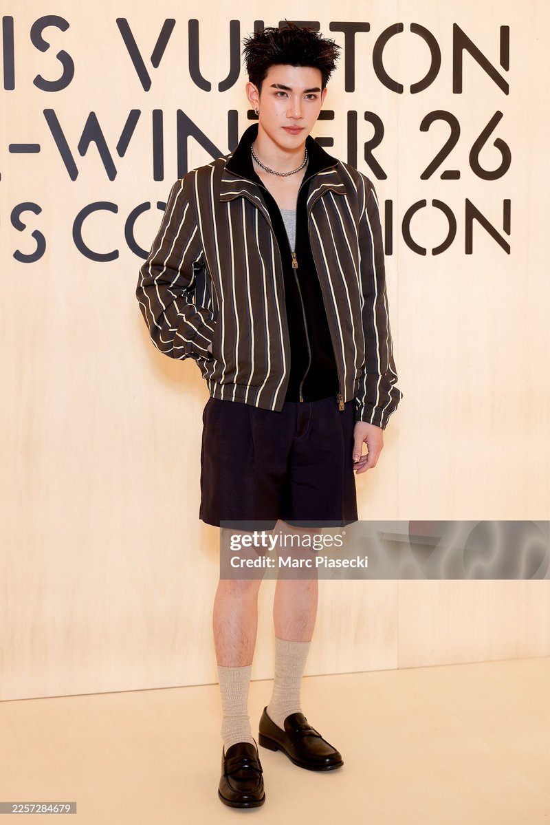 Ting_ThinkThing's tweet image. ลูกชายแห่งชาติควบตำแหน่งลูกรัก getty!

FOURTH LV FRONT ROW PFW26

โฟร์ท ณัฐวรรธน์ #FourthNattawat กับคิ้วบากกระชากใจ พร้อมกระทบไหล่ หวัง เฮ่อตี้ #DylanWang ที่งาน Louis Vuitton Menswear Fall/Winter 2026-2027 ณ ปารีสแฟชั่นวีค /© Getty Images

#LVMenFW26XFourth