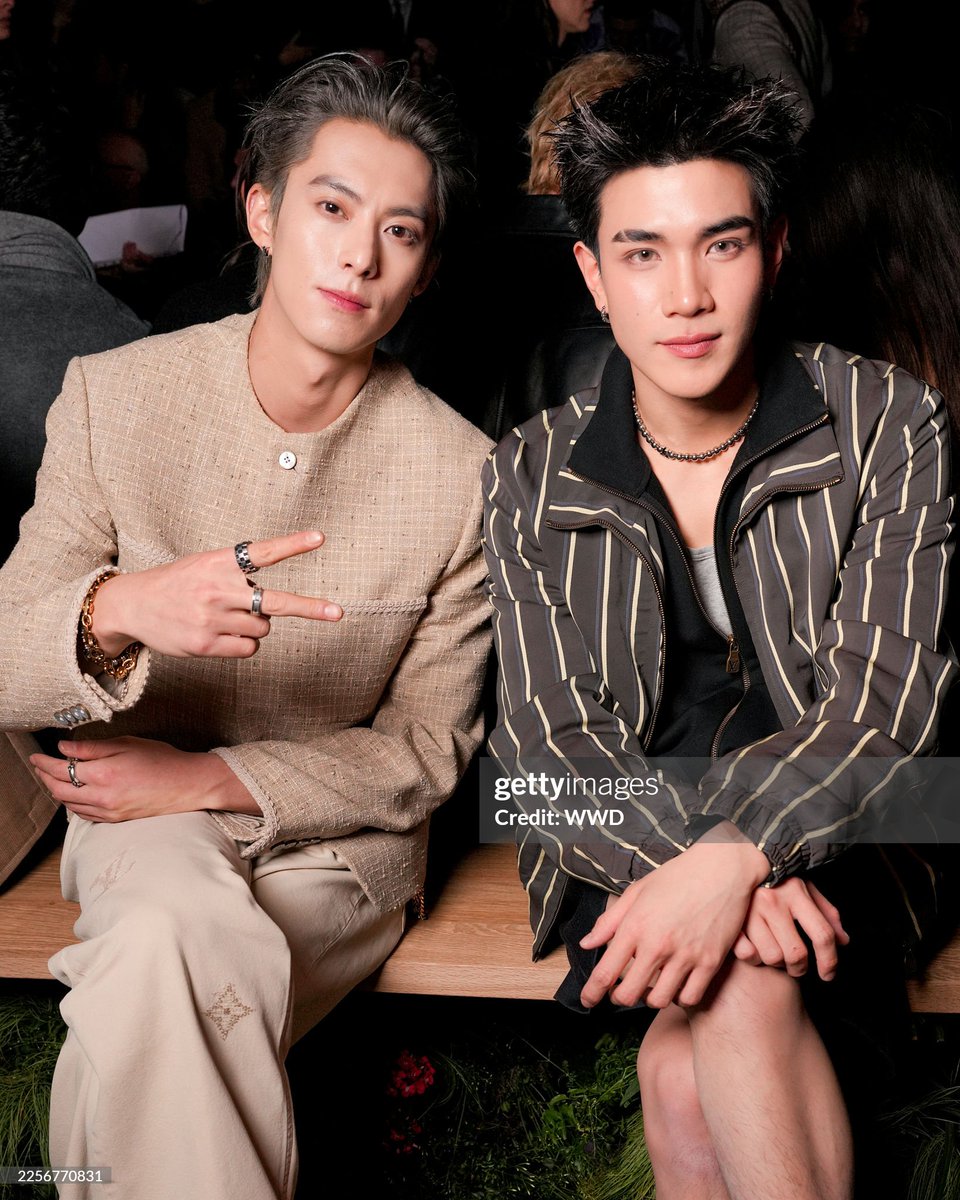 Ting_ThinkThing's tweet image. ลูกชายแห่งชาติควบตำแหน่งลูกรัก getty!

FOURTH LV FRONT ROW PFW26

โฟร์ท ณัฐวรรธน์ #FourthNattawat กับคิ้วบากกระชากใจ พร้อมกระทบไหล่ หวัง เฮ่อตี้ #DylanWang ที่งาน Louis Vuitton Menswear Fall/Winter 2026-2027 ณ ปารีสแฟชั่นวีค /© Getty Images

#LVMenFW26XFourth