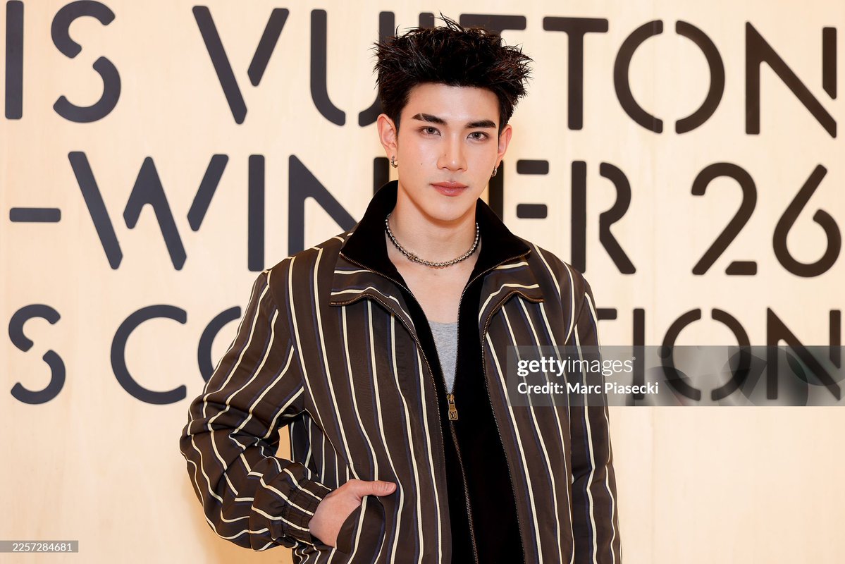 Ting_ThinkThing's tweet image. ลูกชายแห่งชาติควบตำแหน่งลูกรัก getty!

FOURTH LV FRONT ROW PFW26

โฟร์ท ณัฐวรรธน์ #FourthNattawat กับคิ้วบากกระชากใจ พร้อมกระทบไหล่ หวัง เฮ่อตี้ #DylanWang ที่งาน Louis Vuitton Menswear Fall/Winter 2026-2027 ณ ปารีสแฟชั่นวีค /© Getty Images

#LVMenFW26XFourth