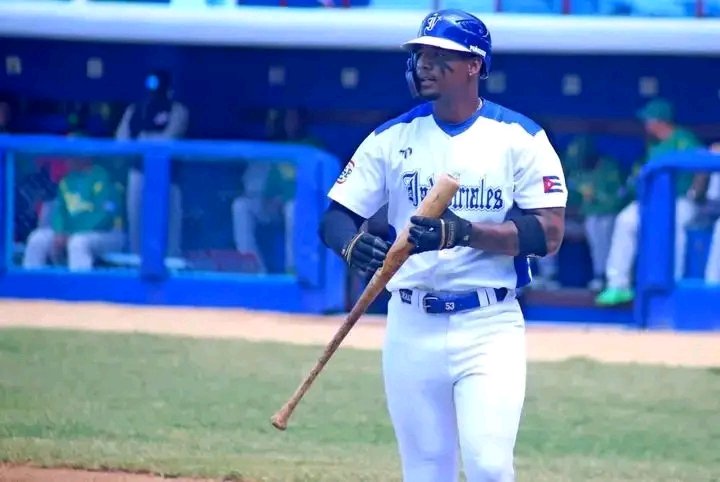 Roilancu1's tweet image. #Industriales da primero. Se lo dijimos hoy guerreros. Ustedes pueden.
Son verdaderos Leones y los Leones no se rinden nunca.
Peñalver, hermano, la despachaste a la hora buena.
Buen regalo de cumpleaños para Alomá. 
Felicidades! 
#PlazaEnElCorazón
#LaHabanaViveEnMí
#CubaVencerá