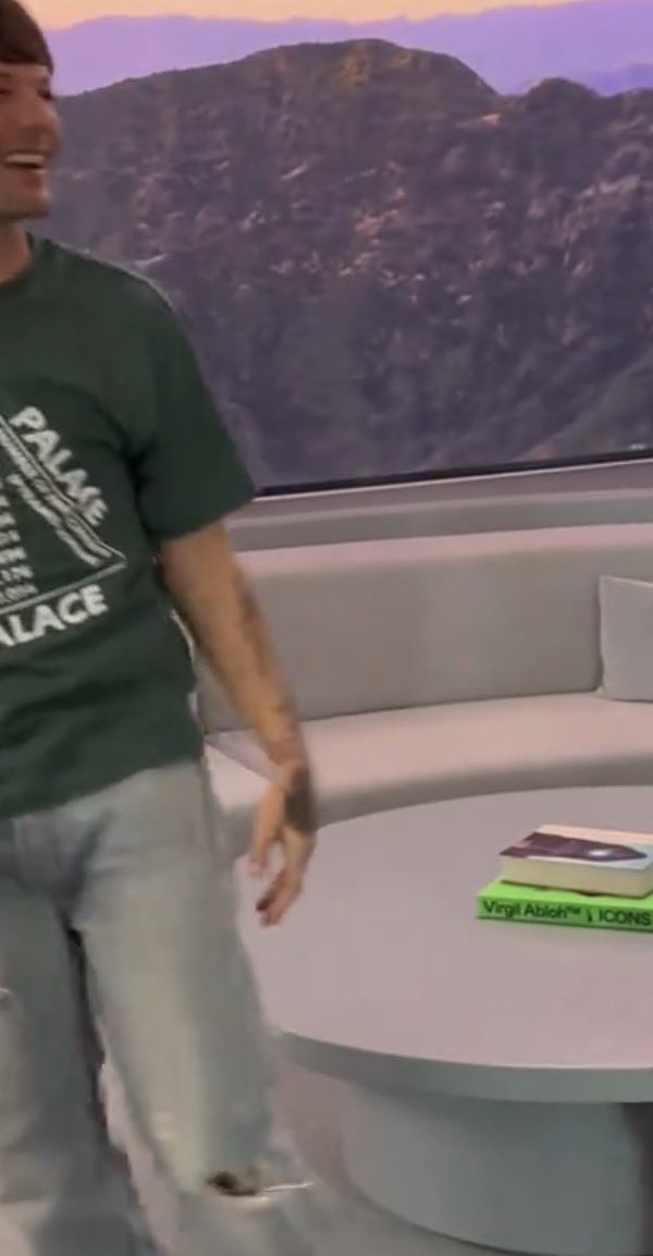 TLouiesPresent's tweet image. 📣| Louis Tomlinson se TATUÓ LA MANO ¿?