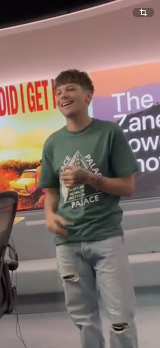 louistbr's tweet image. 📸 •  SOCORRO! Louis tatuou o dorso da sua mão!