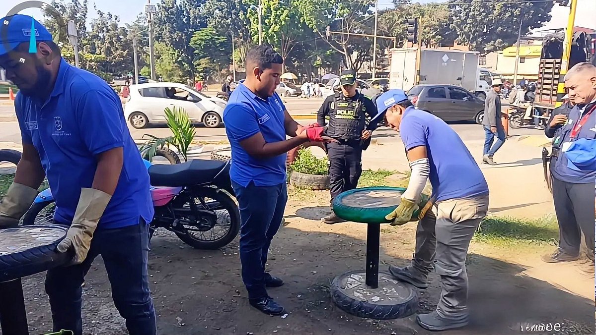 SeguridadCali's tweet photo. Por el orden y la protección del espacio público en Cali.

Nuestro equipo adelantó acciones de inspección, vigilancia y control para la recuperación de zonas verdes, promoviendo su uso adecuado en los barrios Pilar Tairona y Alfonso Bonilla Aragón.

#AsíRecuperamosCali https://t.co/TguXxzpxAr