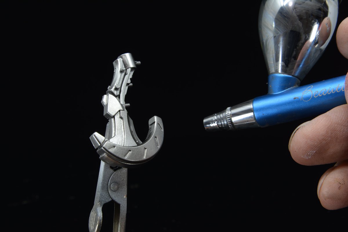 tepepro's tweet image. プラスチックの塊をキラキラ輝く金属のように魅せる魔法の塗料であるラッカー系のメタリック塗料ですが

なかなか上手く塗れない！とお悩みの声も良く聞きます

今回は私がメタリック系塗料を塗るときに気をつけている、ポイントを解説したいと思います

①クリアーを入れる…