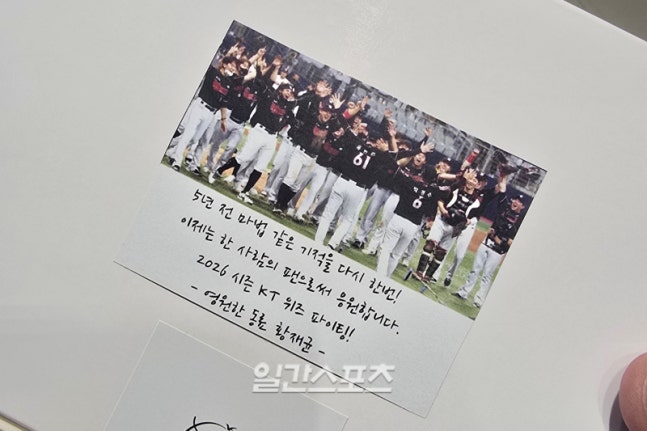 새벽 5시 몰래 찾아온 손님, 'KT 영원한 동료' 황재균 ＂이제는 한 사람의 팬으로 응원합니다＂ [IS 현장] (출처 : 네이버 스포츠) naver.me/FytJvBJf

비록 은퇴는 했지만 선수단과 마음은 함께였다. 황재균은 이른 새벽부터 공항을 찾아 호주로 떠나는 선수단을 응원했다. 

균....ㅠㅠㅠㅠ