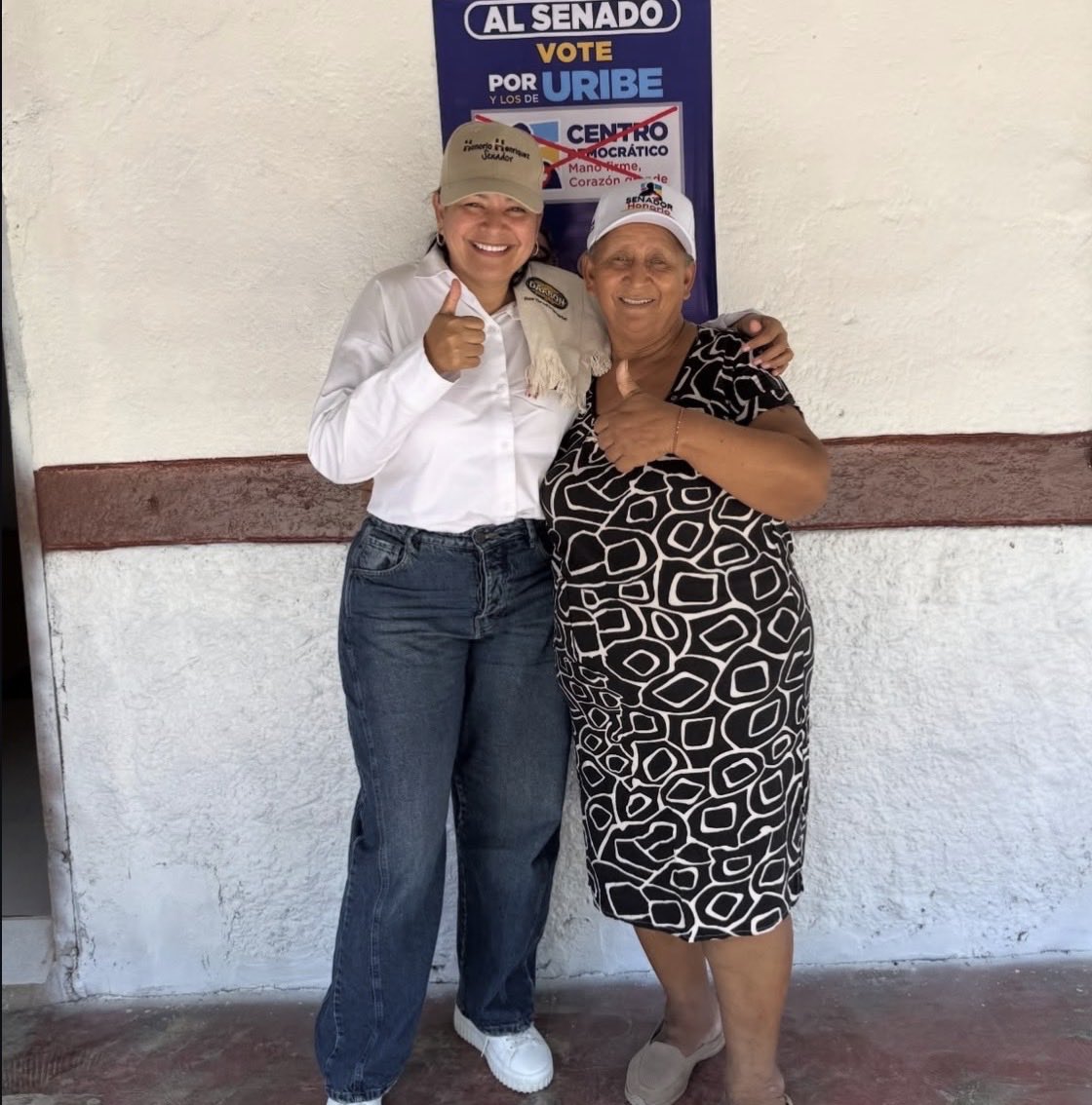 Angelacedeno30's tweet photo. En estos dos días recorriendo nuestro bello territorio, he recibido un gran cariño de mis compañeros y de todas las personas que nos reciben. 

Continuamos llevando  las propuestas de nuestros candidatos por el Magdalena y compartiendo el mensaje de transformación para nuestro departamento 🔵🔴. 

Recuerda estas elecciones VOTAR 🗳️
Centro democrático 1️⃣0️⃣1️⃣  a la cámara 
Centro democrático al senado