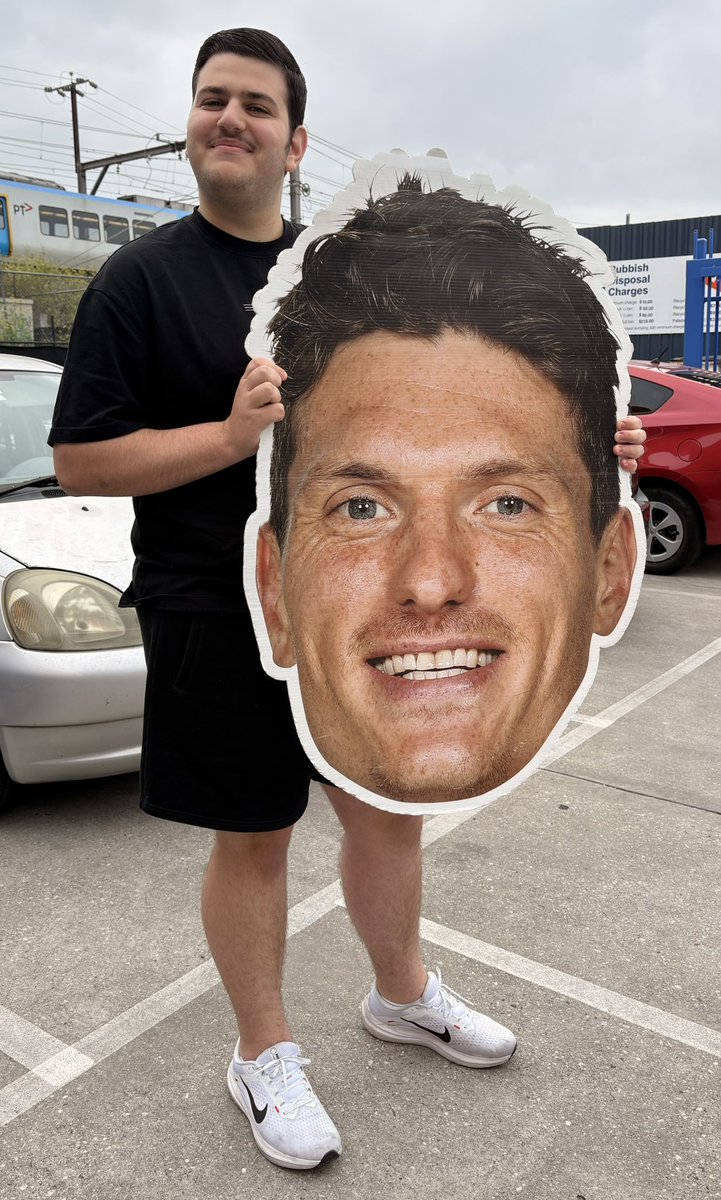 Trade period - Cheersquad style. 
One box of black crepe rolls for one Brody Mihochek big head ✔️

Thanks Collingwood Cheersquad 👌