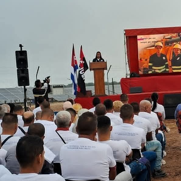 El Parque Solar Fotovoltaico "Las Tapias" fue escenario del acto por el Día del Trabajador Eléctrico en #ProvinciaGranma. La celebración sirve  para destacar la importancia del sector energético y el esfuerzo de sus trabajadores.
 Fte/ Empresa Eléctrica Granma