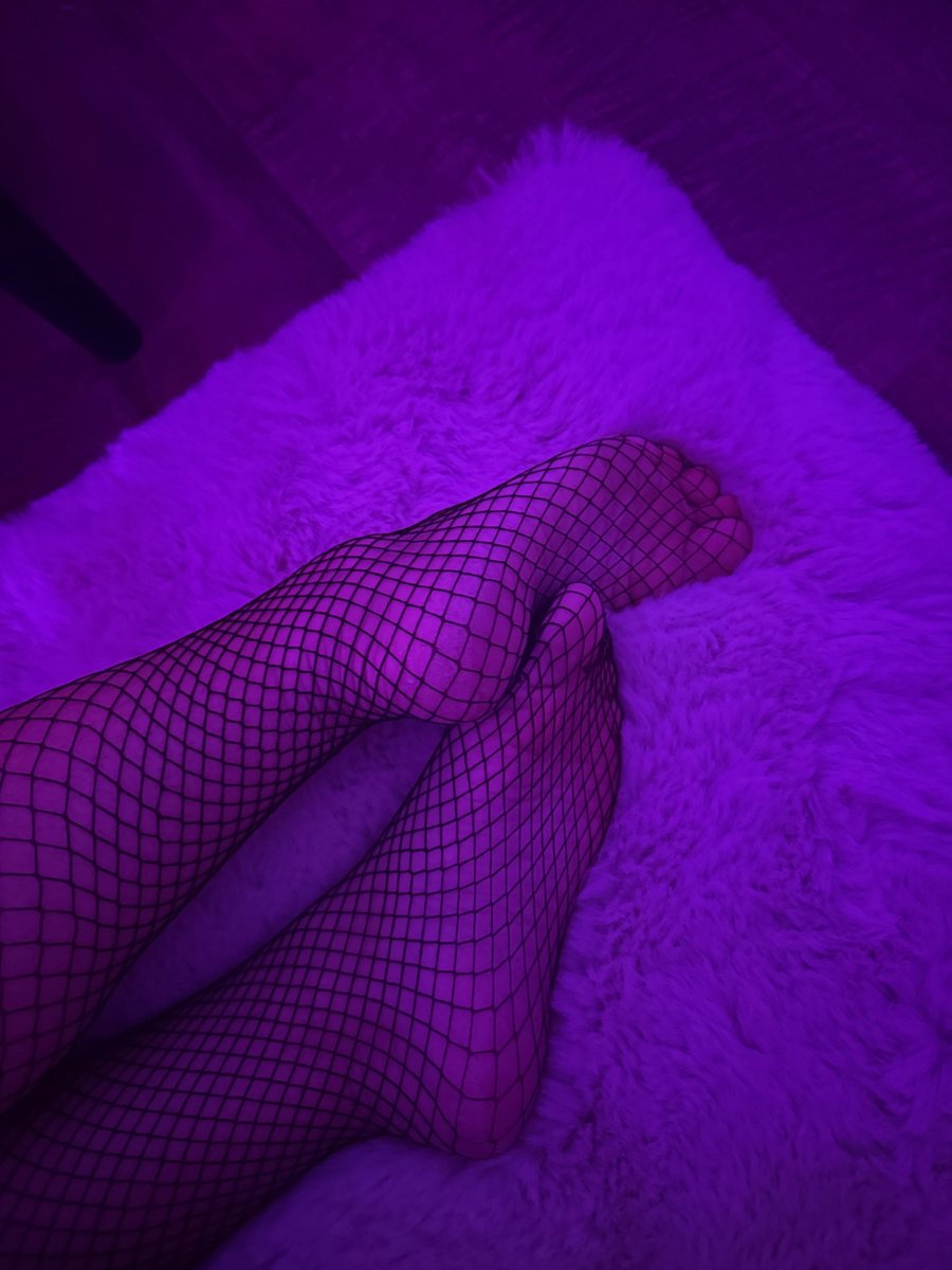 FunWithFeet.com tweet media