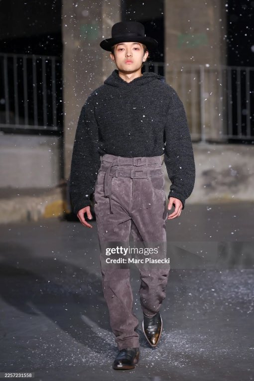 clipcloud's tweet image. Cuffem was CLOWNING JasonTheWeen for his OUTFIT at Paris Fashion Week 💀