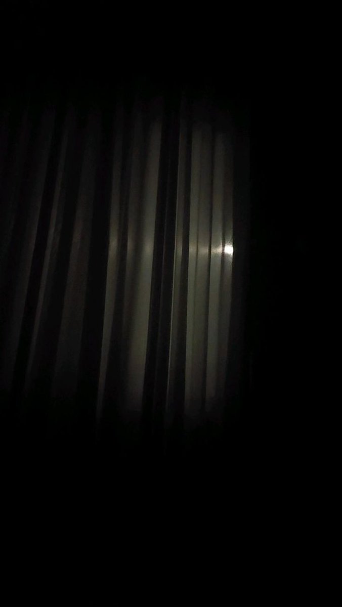 قل للرياح العابثة ألا تطرق بهواها نافذتي المكسورة 
يكفيها ما آتها من خدوش قل للرياح أن تستحي بأن توجع آلام المكسور ويكفيها عزفًا على أوتار الألم
ماذا تُريد الرياح أن تلاعب الستار ألا تستحي بأن تكشف غطاء نافذتي المكسورة 
يكفيها بأنها تحميني ممن في الخارج من ضوء الشمس والأغبرة ومنك