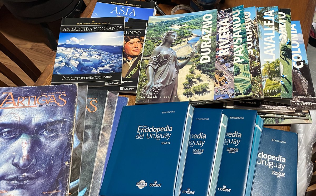 Que puedo hacer con todo esto? Necesito ideas. Donarlo? A dónde? Es todo viejo, ya está está desactualizado. Me da penita tirarlo. ayudaa (tengo un millón de colecciones más)