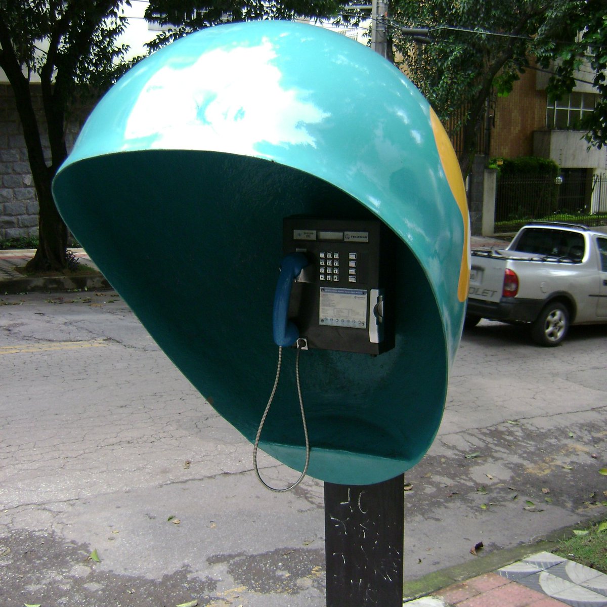 SeriesBrasil's tweet image. FIM DE UMA ERA! Orelhões serão retirados definitivamente das ruas de todo o Brasil este ano.

Apenas cidades sem outra opção de comunicação manterão o serviço até 2028. Você já usou?